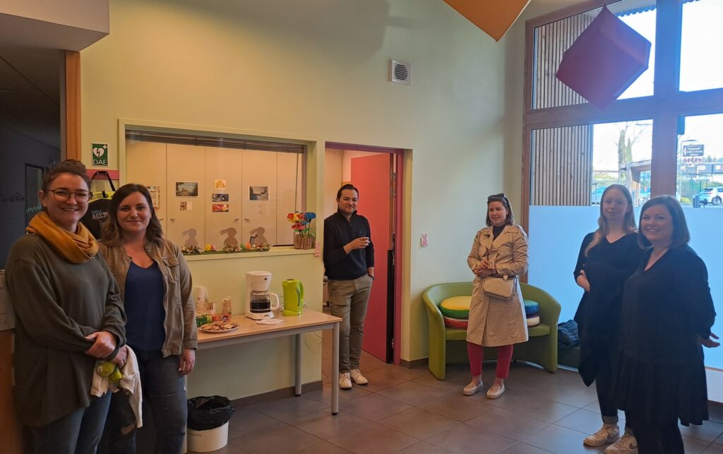 Des parents prennent un pause café après avoir déposé leurs enfants à la crèche Les écureuils.