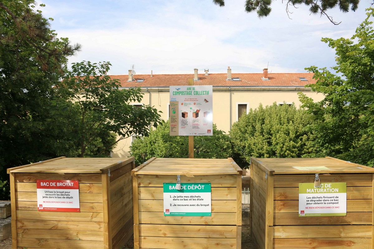 Photo d'une aire de compostage collectif comprenant trois composteurs en bois de 820 litres chacun.