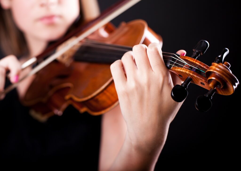 Une violoniste en train de jouer de son instrument.